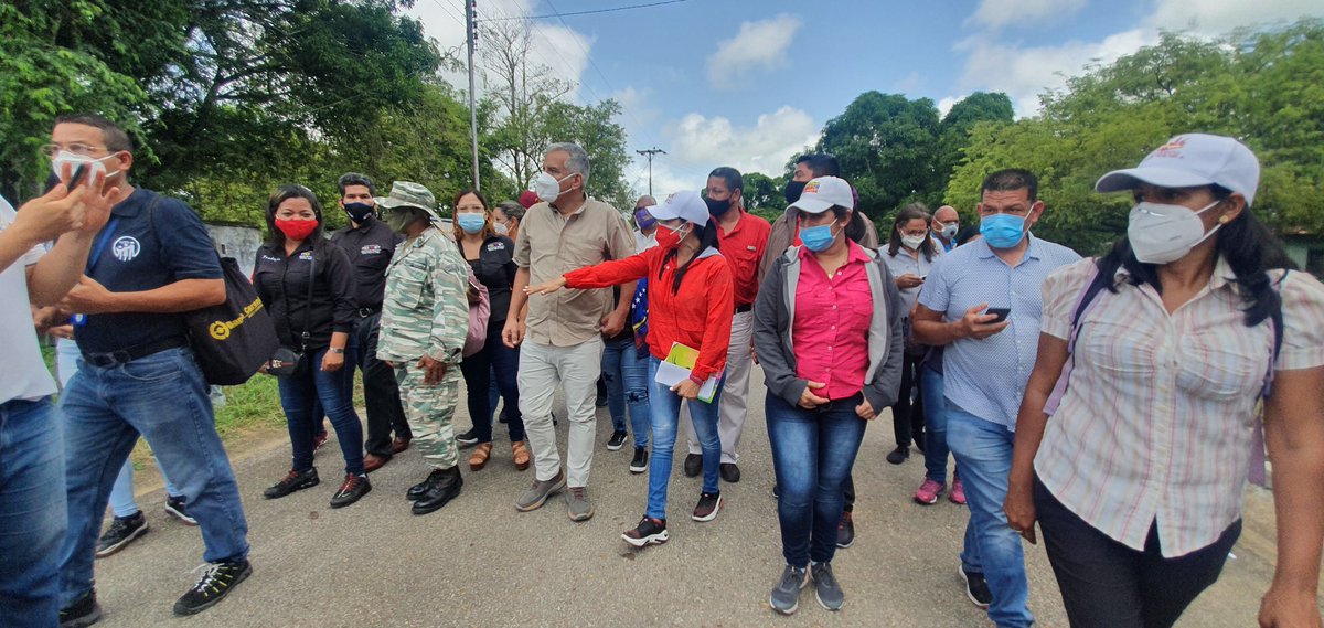 MariaVallenil15's tweet photo. Gob @_LaAvanzadora  garantiza la Protección del pueblo junto @NicolasMaduro junto al Ministro del Trabajo Ramon Rivero y todas las Instituciones de Gobierno  en despliegue en el Sector Caño de Los Becerros, para una Pronta inauguración de la BMS N. 100 del Estado @servimgob https://t.co/8X7KGMcXJ6