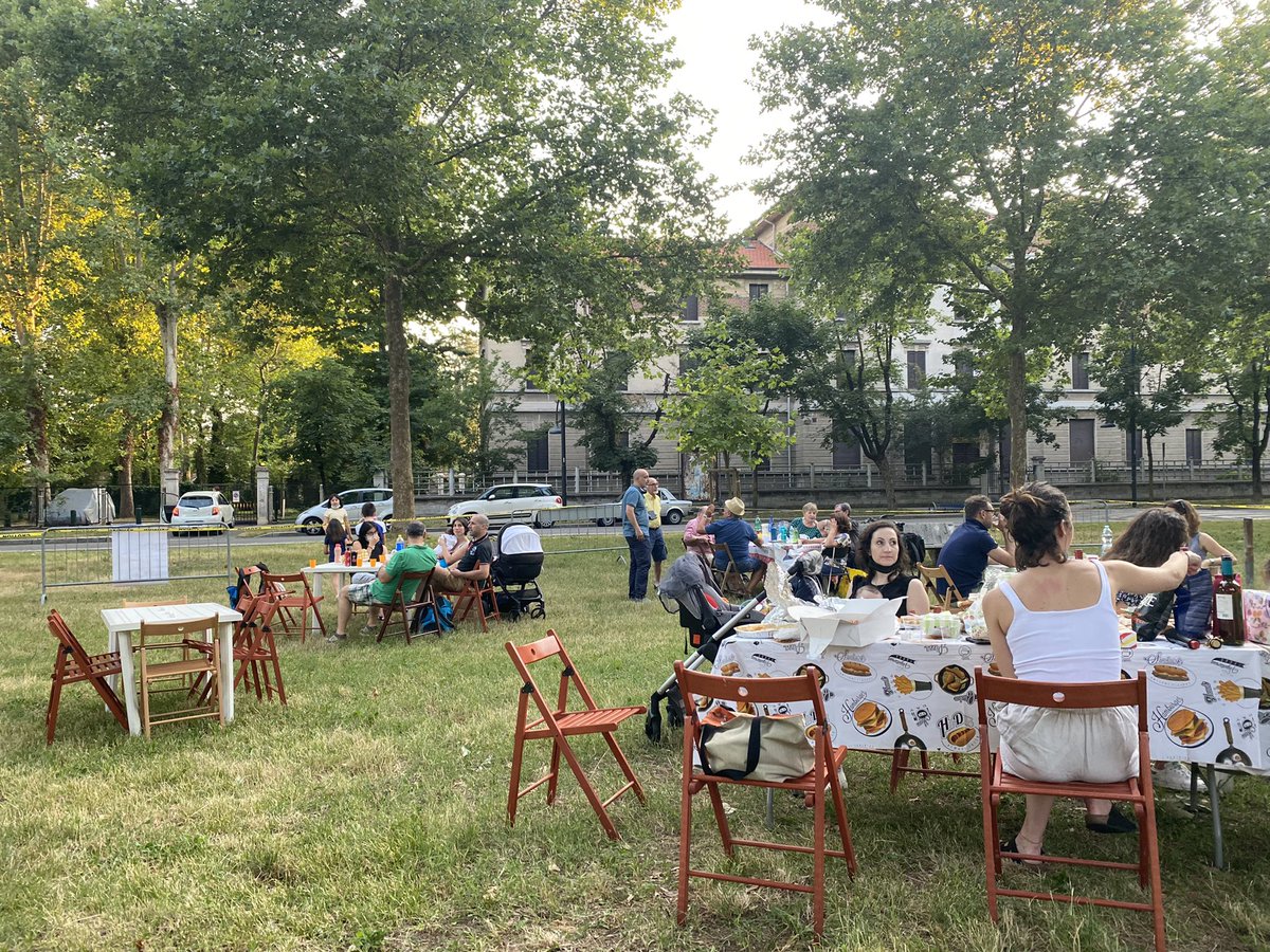 vivomodei's tweet photo. Per chi volesse raggiungerci, il nostro pic nic sotto le stelle insieme alla Prp Loco e alla Città Giardino Milanino, è in corso di svolgimento! Venite a trovarci: c’è da mangiare, da bere e da divertirsi! https://t.co/rU9RZHvk9H