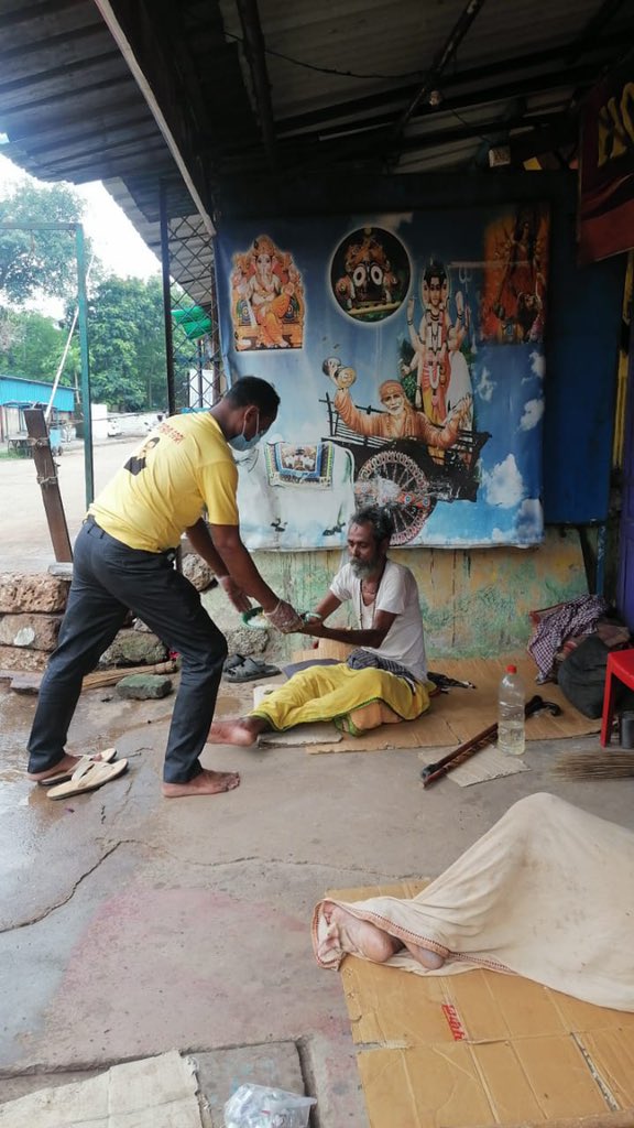 Foundation_PJ's tweet photo. Today, Pandav Jena Foundation led by chairman Santosh Kumar Jena &amp; team,have come forward to distribute cooked  lunch to needy people at jatani municipality area affected during the weekend shutdown imposed in Odisha.
#OdishaFightsCorona #wecare #maskupodisha #StaySafeStayHealthy https://t.co/iDNvzCPXB0