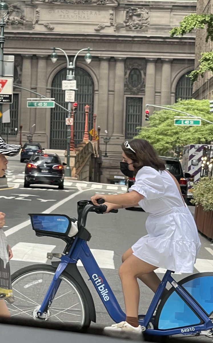 DrDorisDay's tweet photo. At least she won’t get covid
#nohelmet #wrongway #againsttraffic #smh https://t.co/IDDpFwzLEz