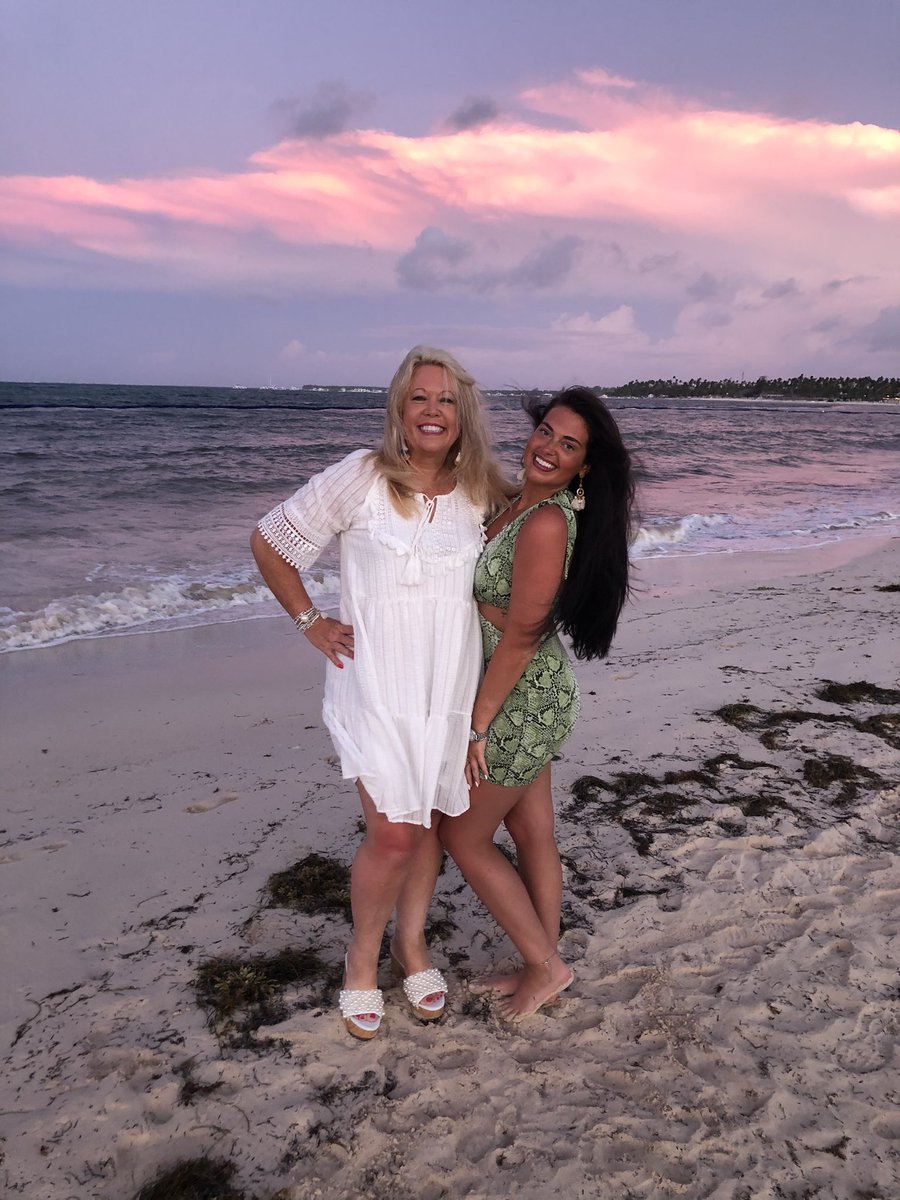 LisaLakerFCHS's tweet photo. ☀️💖🏖Makin’ memories☀️💖🏖 https://t.co/4OHMzENkci