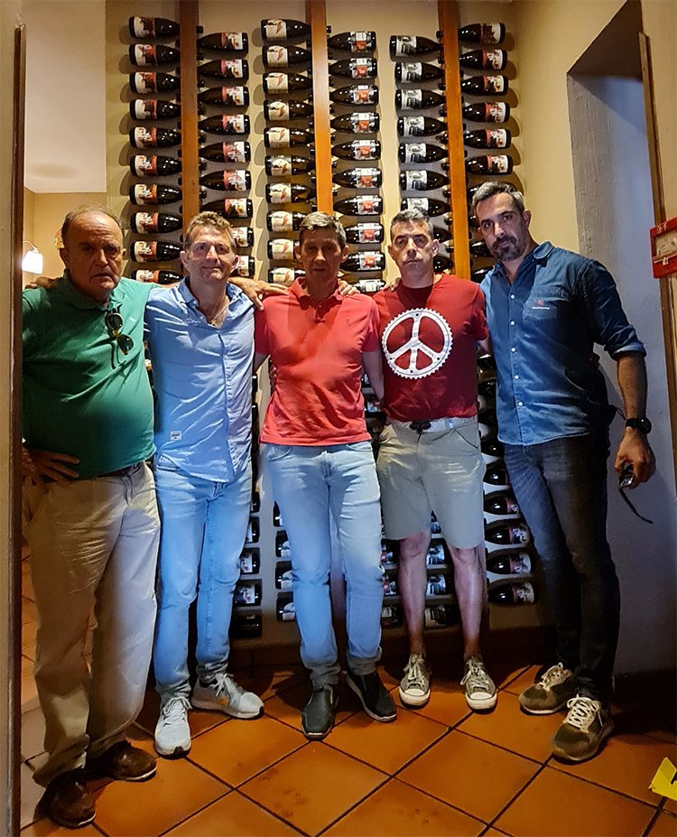 A veces conoces gente extraordinaria como el Dr. Huete drhueteneurocirujano.es Adolfo a Sánchez Mateos instagram.com/adolfosanchezm… y a la gente de aunadistribucion.com/inicio personas que dedican su vida a hacer el bien por los demás.