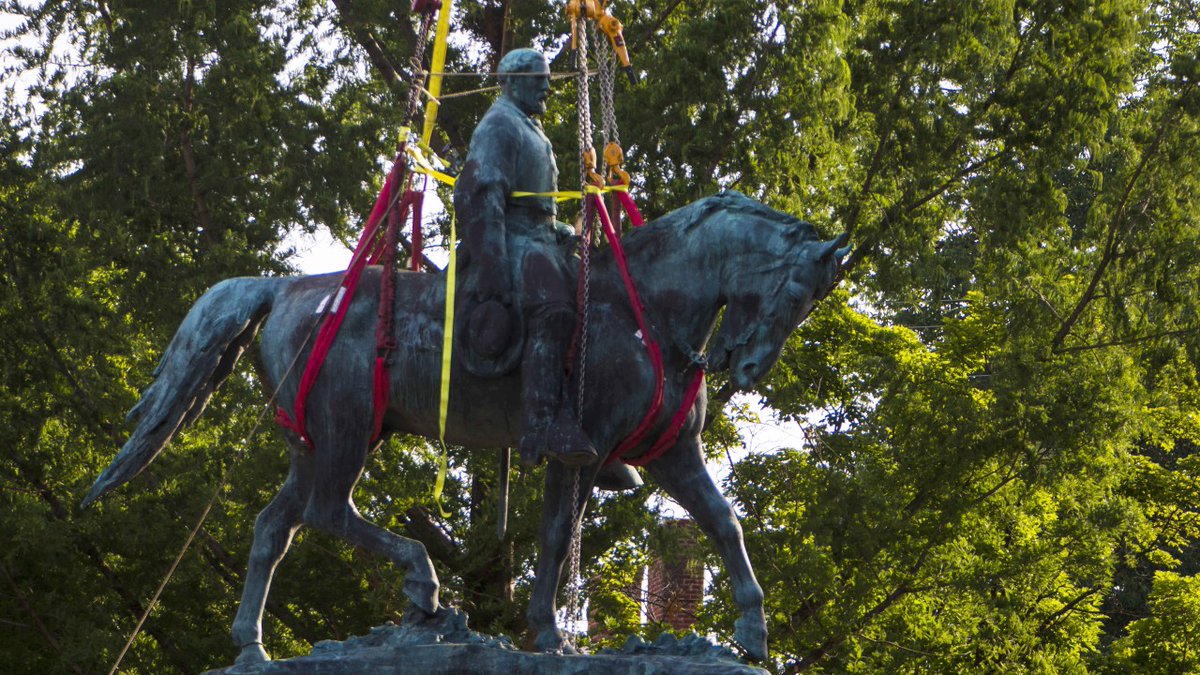 abc15's tweet photo. Robert E. Lee statue removed in Charlottesville https://t.co/8cAKaUXnF5 #abc15 https://t.co/bNjrye0jYx