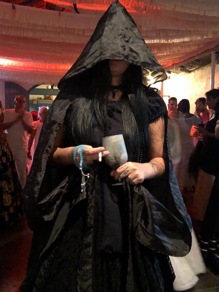 aldeiadeibejada's tweet photo. Vocês tão vendo aquela bruxa parada, aquela bruxa sentada, aquela bruxa em pé. Mas ela é, Maria Mulambo rainha da feitiçaria 💃👠👑🍷 https://t.co/cLddyUG31K