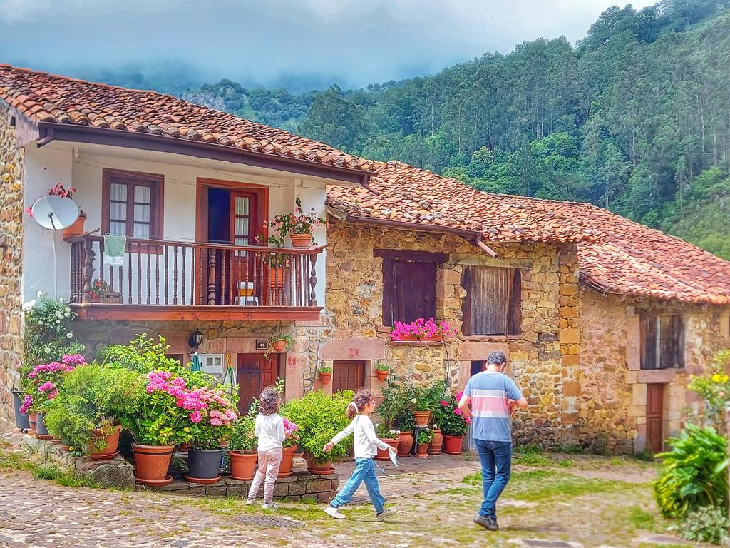 RocioFeudeMier's tweet photo. Aquí no llega ni la ola de calor!
#Carmona pueblo más bonito España 2019 #Cantabria #19grados #150habitantes https://t.co/coQx7BzEKb