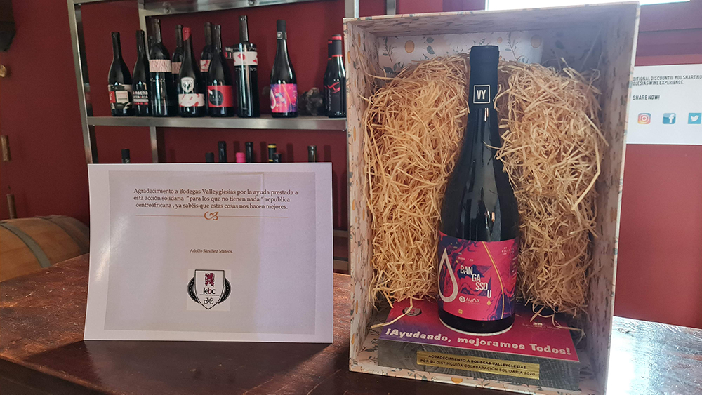 Nuestra pequeña aportación ha sido el vino Bangassou. Con este proyecto ayudaremos al neurocirujano Antonio Huete a conseguir los fondos necesarios para realizar 10 pozos de agua, una escuela y un hospital materno-infantil en la republica Centroafricana.