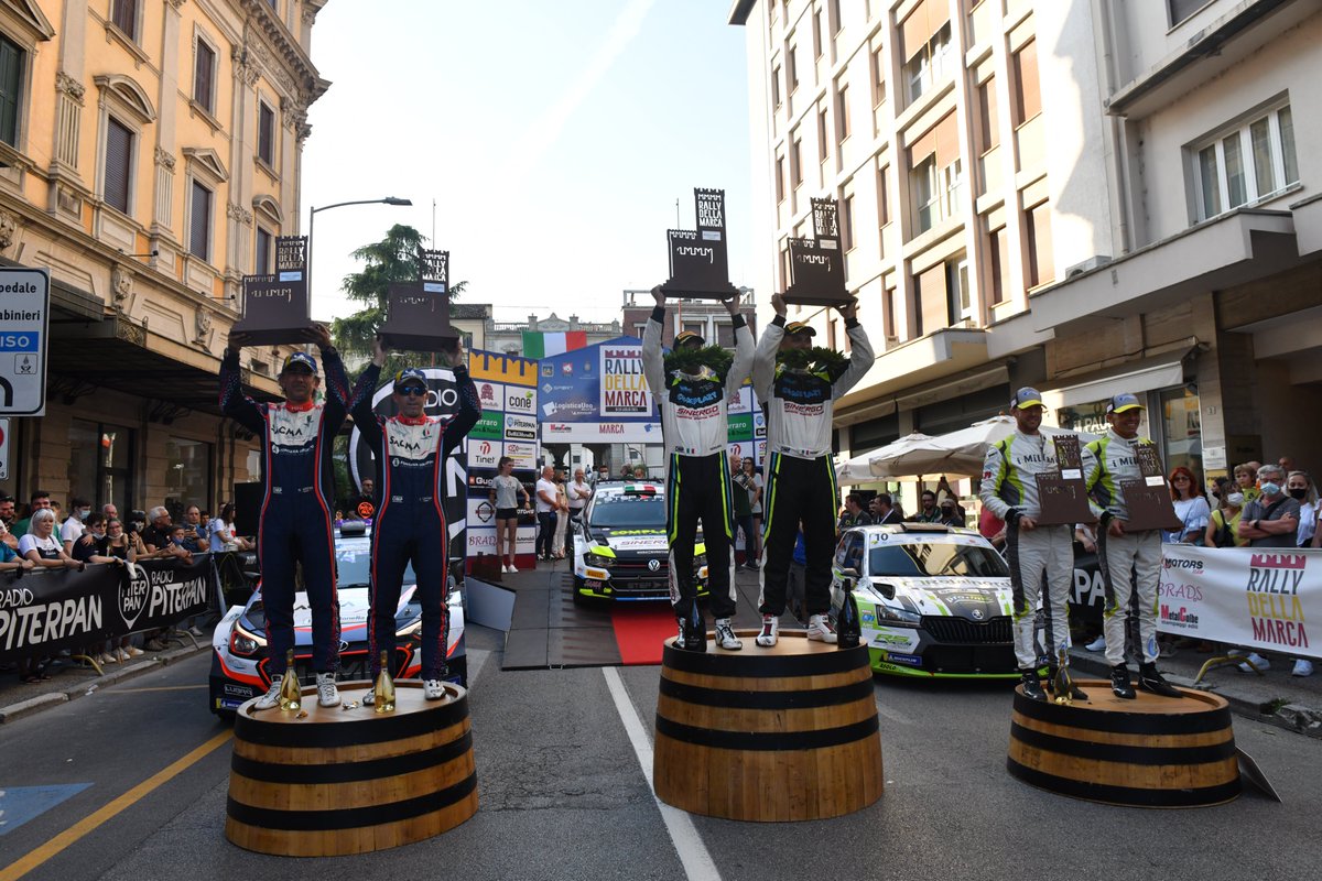 TIRallyofficial's tweet photo. Si conclude tra gli applausi e una meritata doccia di prosecco il #RallydellaMarca 2021 👏🍾 

Ecco il podio finale  👇
🏆 Signor - Bernardi 
🥈 Fontana - Arena 
🥉 Andriolo  - Menegon

#CIWRC #RallydellaMarca https://t.co/nmtoS89sQc
