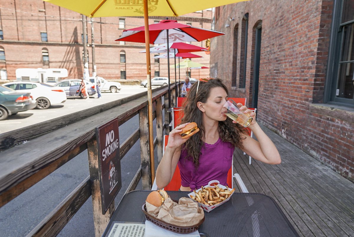 .@chefshota and I discussed the best #burger in #Seattle on the podcast this week (and we are in complete agreement). 🍔🍔🍔 #TopChef 

Listen to it here! ⬇️⬇️⬇️
cms.megaphone.fm/channel/eatdri…