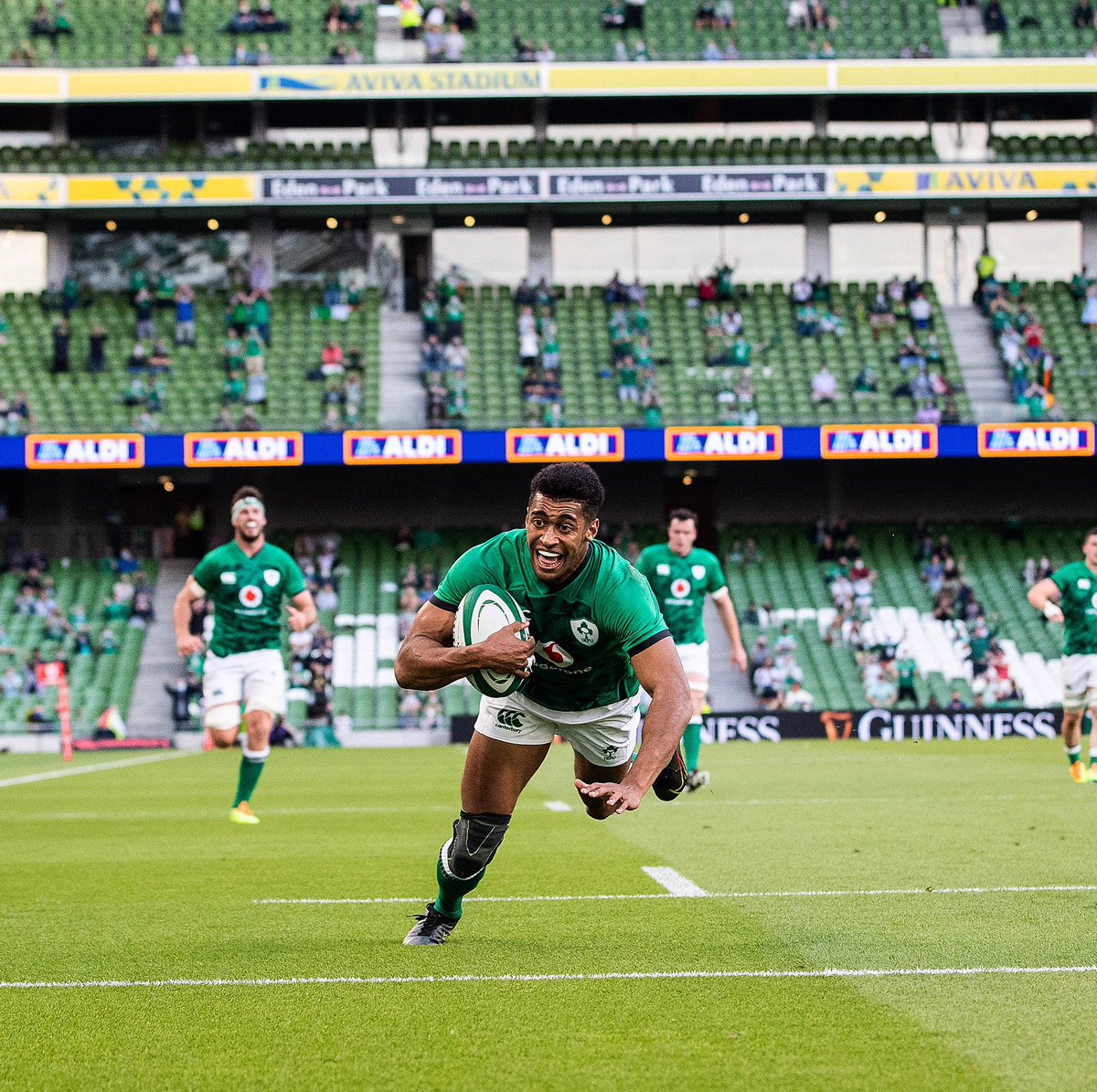 #TeamOfUs 

𝙏𝙃𝙀 𝘾𝘼𝙏! 😍🐈 

#ShoulderToShoulder #IrishRugby #VodafoneSummerSeries #IREvUSA