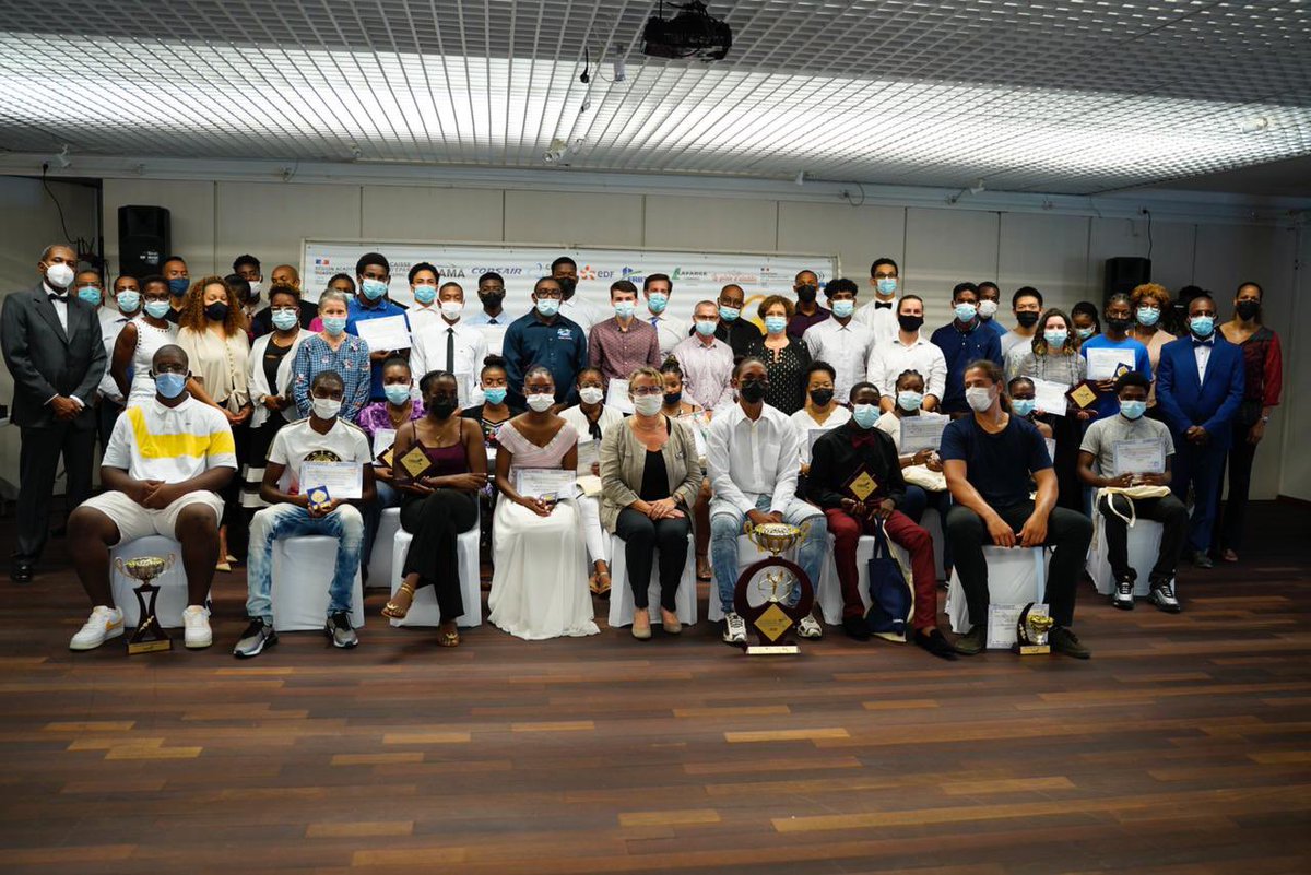 Remise des #PrixEntreprise aux 42 meilleurs #bacheliers #professionnels de l’<a href="/AcGuadeloupe/">Académie de la Guadeloupe</a>. Une belle façon de valoriser la #Voiepro à travers toutes ses filières. Nous sommes fiers de vous 👏