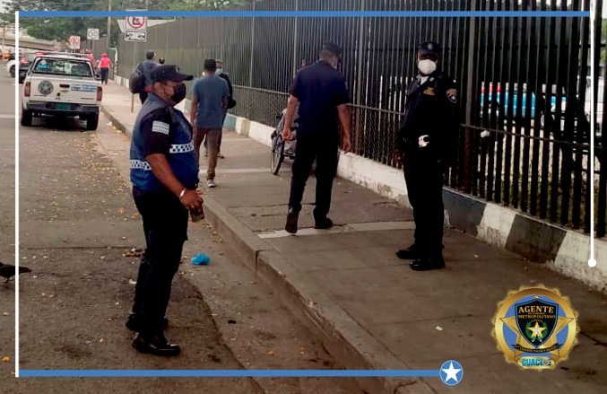Blockmindec's tweet photo. En el Hospital Teodoro Maldonado Carbo, realizamos permanentes controles del #EspacioPúblico, para precautelar que los pacientes que acuden a este centro médico tengan las aceras y veredas libres de obstáculos ya que muchos adolecen de problemas de movilidad. @alcaldiagye https://t.co/a80mQ2fPzD