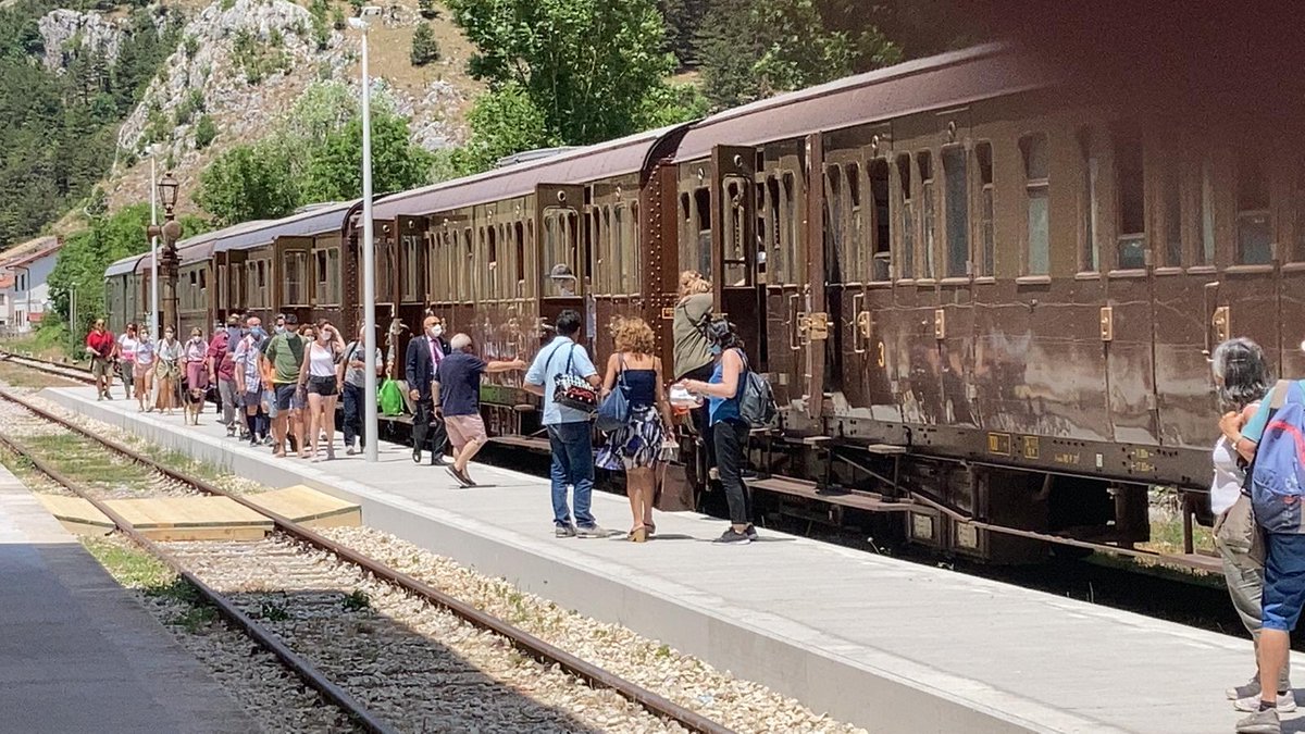 Anche oggi la #Transiberianaditalia ha attraversato #Abruzzo e #Molise per raggiungere il borgo di Carovilli.
#nonperdiAMOquestotreno!