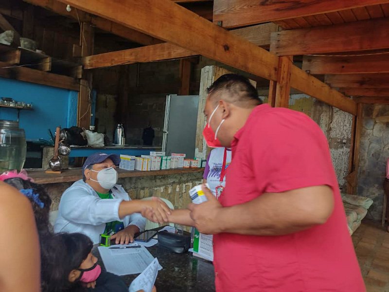 FranciscoGpsuv's tweet photo. Seguimos apostando al buen vivir de nuestro pueblo porlamarense. Con esfuerzo, con amor llevamos las acciones solidarias a los habitantes de El Silguero, afectados por la Onda Tropical N° 18. Maro avanza de la mano de nuestro Pdte.  @NicolasMaduro https://t.co/FaIFBvtSnb