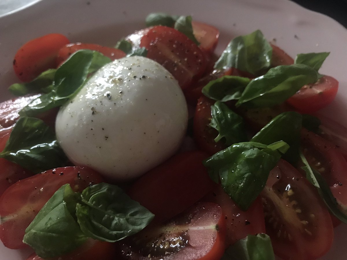 Sommarens första caprese med burrata och hemodlade tomater 🤤