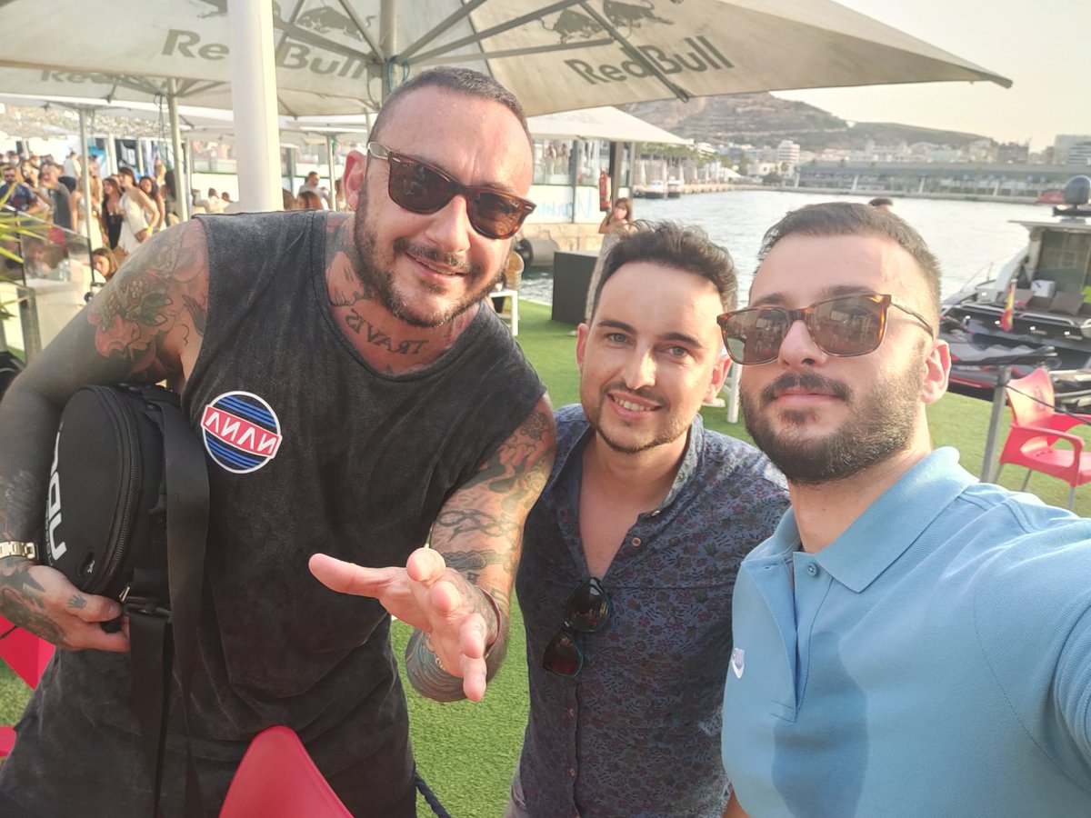 chanquetefilete's tweet photo. En el XXL echando un sol y sombra con los colegas @djnanoshow  @valenzia99 https://t.co/l3nik0CpRL