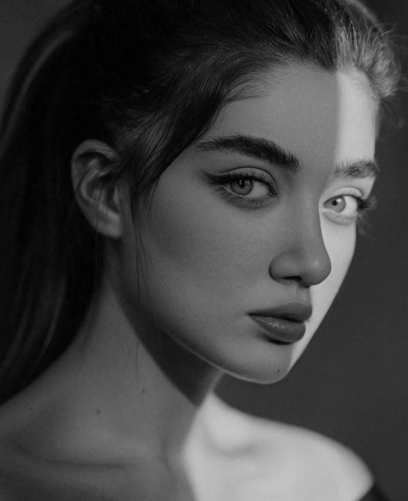 سِيرة ذاتية : 

لا شَيء يُشبِهُها ، كانت تَجوّد بِكُلِّ شَيءٍ .🤍