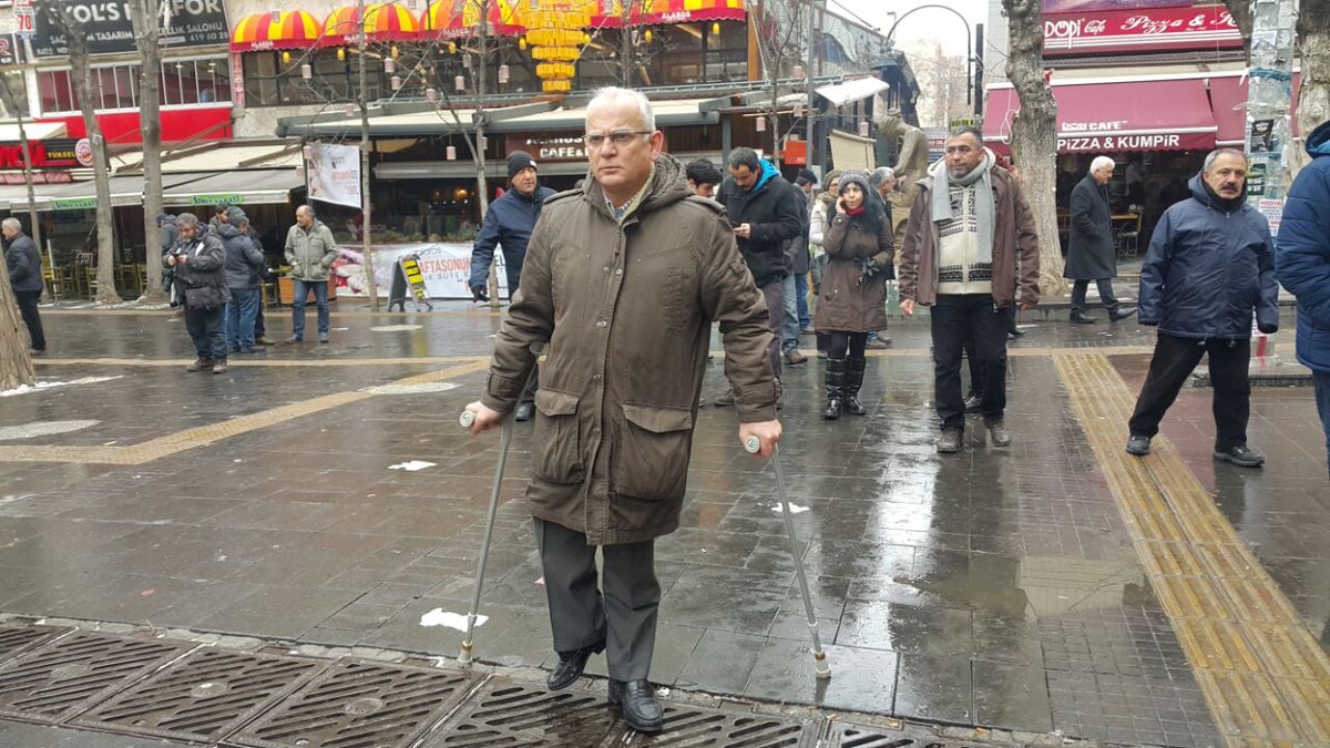 06_Dost_55's tweet photo. Engellileri anlamanız için illaki tekerlekli sandalye ya da koltuk değneklerine mi muhtaç kalmanız gerekiyor. O zaman mı anlayacaksınız engellilerin neler yaşadıklarını?
Çünkü bizim lüks makam araçlarımız ve özel şoförlerimiz yok !!!!! 
#ErişilebilirlikÖteleniyor https://t.co/H5viE0FP1l