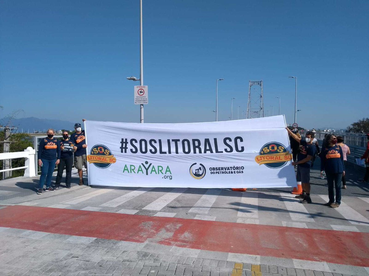 arayaraoficial's tweet photo. Chega de #CombustíveisFósseis e por incentivo a empreendimentos que usem fontes de #EnergiasLimpas dizemos #SOSLitoral #MarSemPetróelo #LeilãoFóssilNão!
#InstitutoArayara e #ObservatóriodoPetróleo
#PonteHercilioLuz #SantaCatarina https://t.co/Ih102Xhs9u