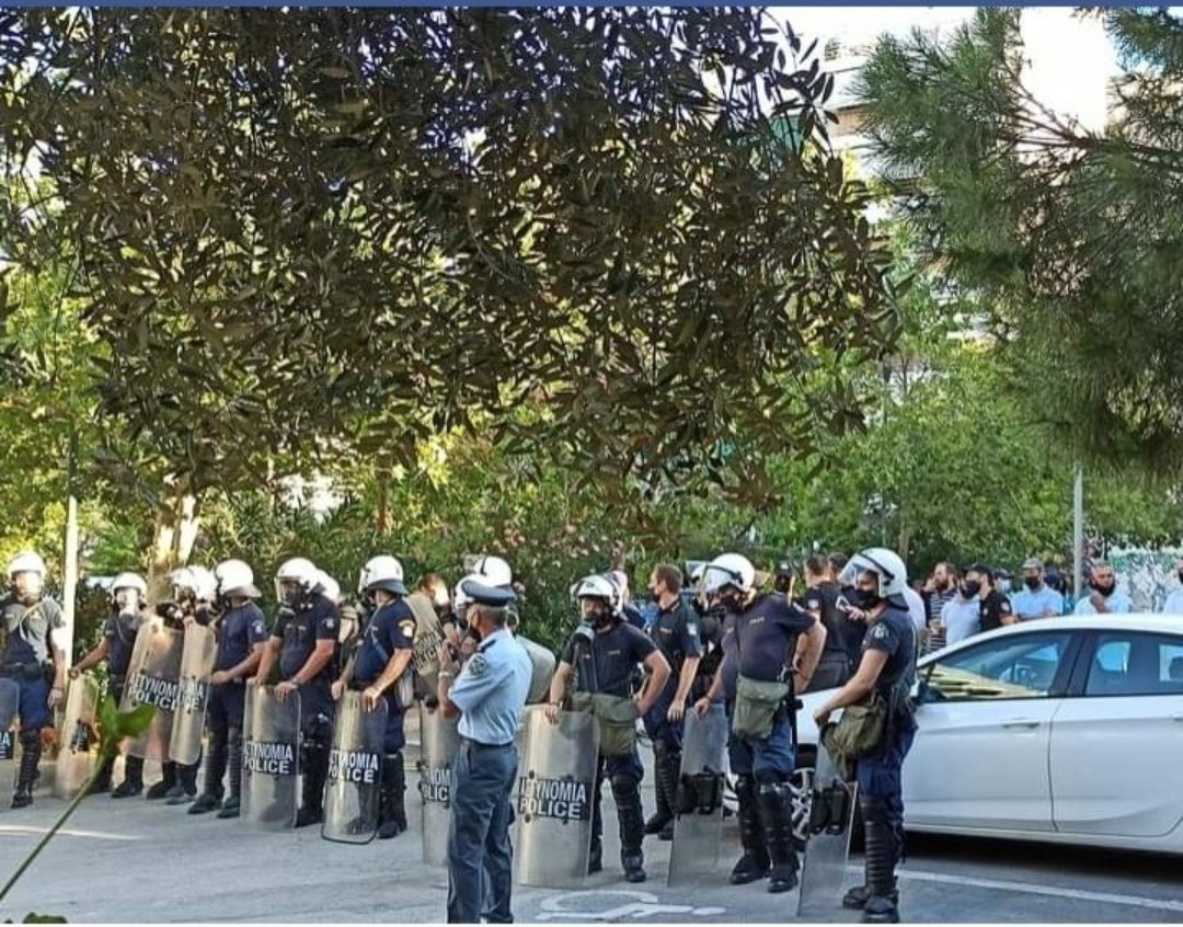 Bella29503668's tweet photo. Ντροπή να χαθεί ένας πνεύμονας πρασίνου. Ντροπή να δέρνουν τον κόσμο τα ΜΑΤ .ΝΤΡΟΠΗ να κάνουν παιδάκια μάθημα μέσα  σε λαμαρίνες 
Αυτές οι ο εικόνες και οι τακτικές δεν αφορούν την Δημοκρατια μας.
Ακούστε τον κόσμο επιτέλους 
#κατω_Πατησια https://t.co/mK1PdgL5kr