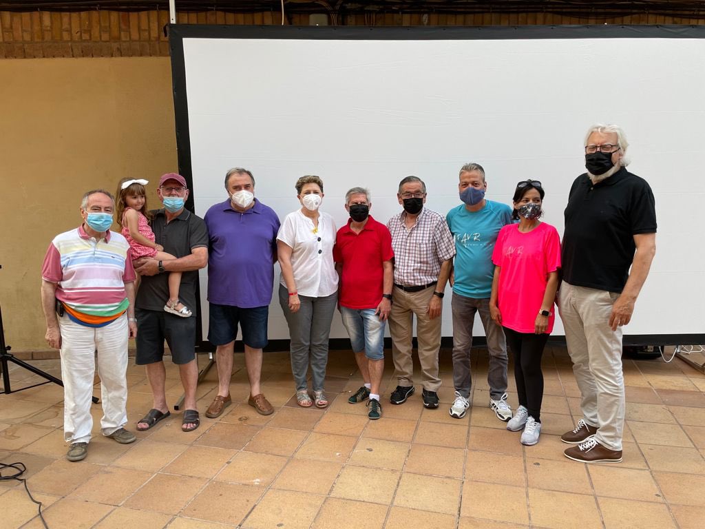 JuntsxCAT_Reus's tweet photo. 📸I posem el punt i final a un dia ple d’activitat veïnal amb la visita de la membre de l’Executiva de #JuntsReus, Teresa Pallarès, a l'AAVV #MareMolas i la cantada d'havaneres de #LesVeusdeReus, amb una gran organització de l’AAVV #ElCarrilet. https://t.co/P4qaAYMdKt