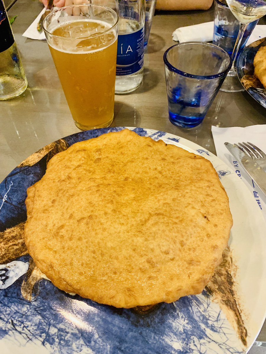 Emme_in_fabula's tweet photo. Forse non è il periodo perfetto ma… se la annaffi con 4-5 litri di birra… 🔝😅🍻🍻🍻
#Masardona #Roma https://t.co/Iwdh284zRz
