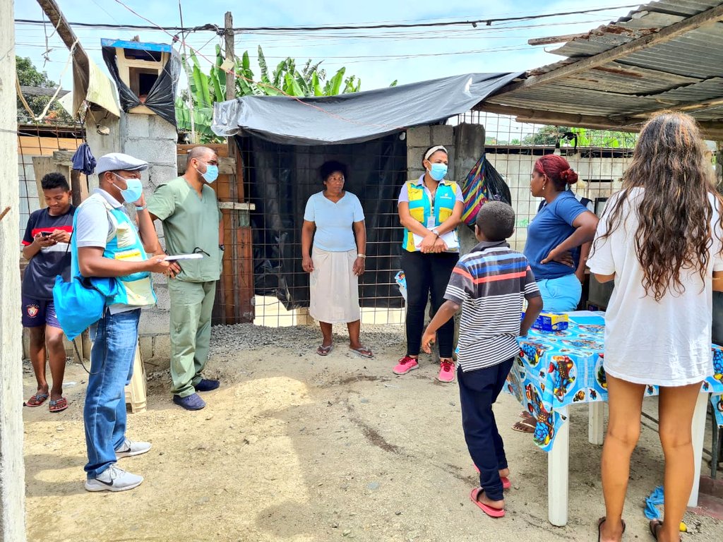 SaludImbabura's tweet photo. #Esmeraldas | Brindar servicios de salud, es trabajar desde la prevención. Personal de salud, del Distrito Esmeraldas #Rioverde, trabaja en la búsqueda activa de pacientes febriles por enfermedades vectoriales. #MiBarrioSinMosquito https://t.co/3VDFZdDYUw
