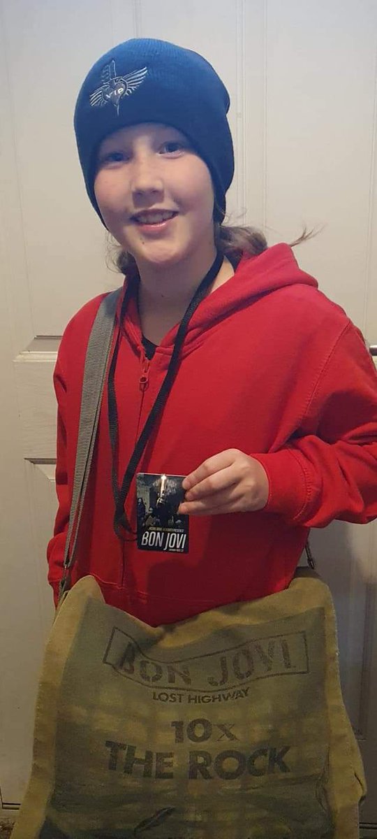 loopylasslou's tweet photo. @jonbonjovi please help me to give a shout out to Sophie!!! My 9 yr old daughter who went to your Encore concert in Newquay with Her Nana with pre-made "concert like merch"!! Sophie Mills from Cornwall!! Please make Her day &amp; say Hi!!! https://t.co/45YqqxbdUM