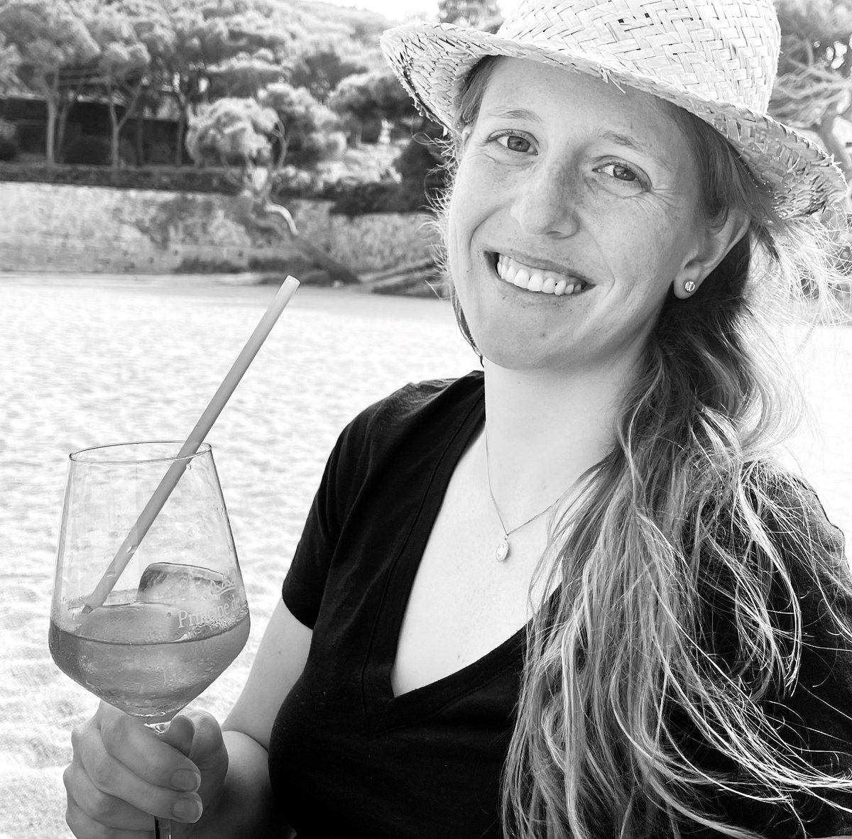 MarimarTorres's tweet photo. Also visited family in #CostaBrava & had lunch together in the charming beach of #SaConca - where my nephew-in-law took one of the best pix ever of @xtinamariat! Right?? https://t.co/0WX6EQi7vl