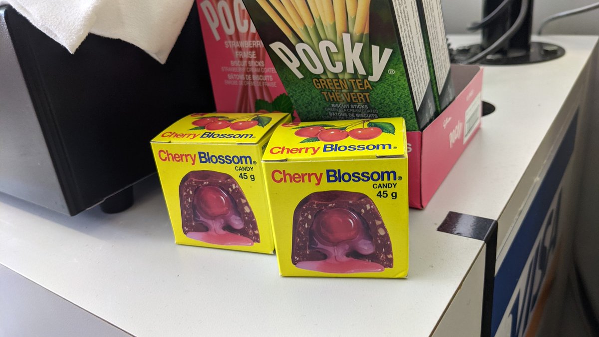 thaylinsgate's tweet image. Look what I found in Merrickville today @twitandrewking