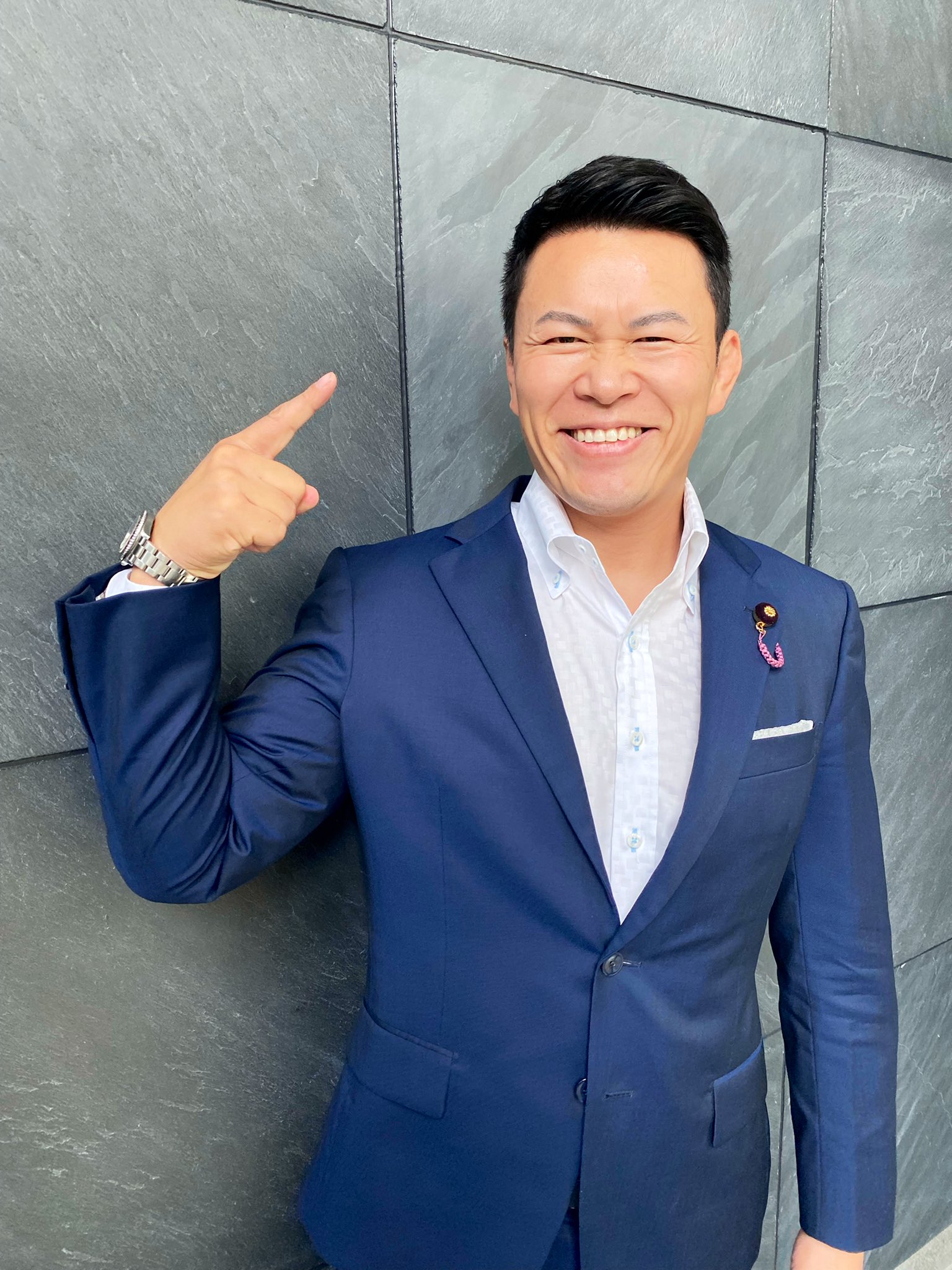 須藤元気 そろそろ夏なので髪切りました 長いのと短いのどちらがいいですかね どっちでもいいですね はい 笑 T Co Jncjwzu1gy Twitter