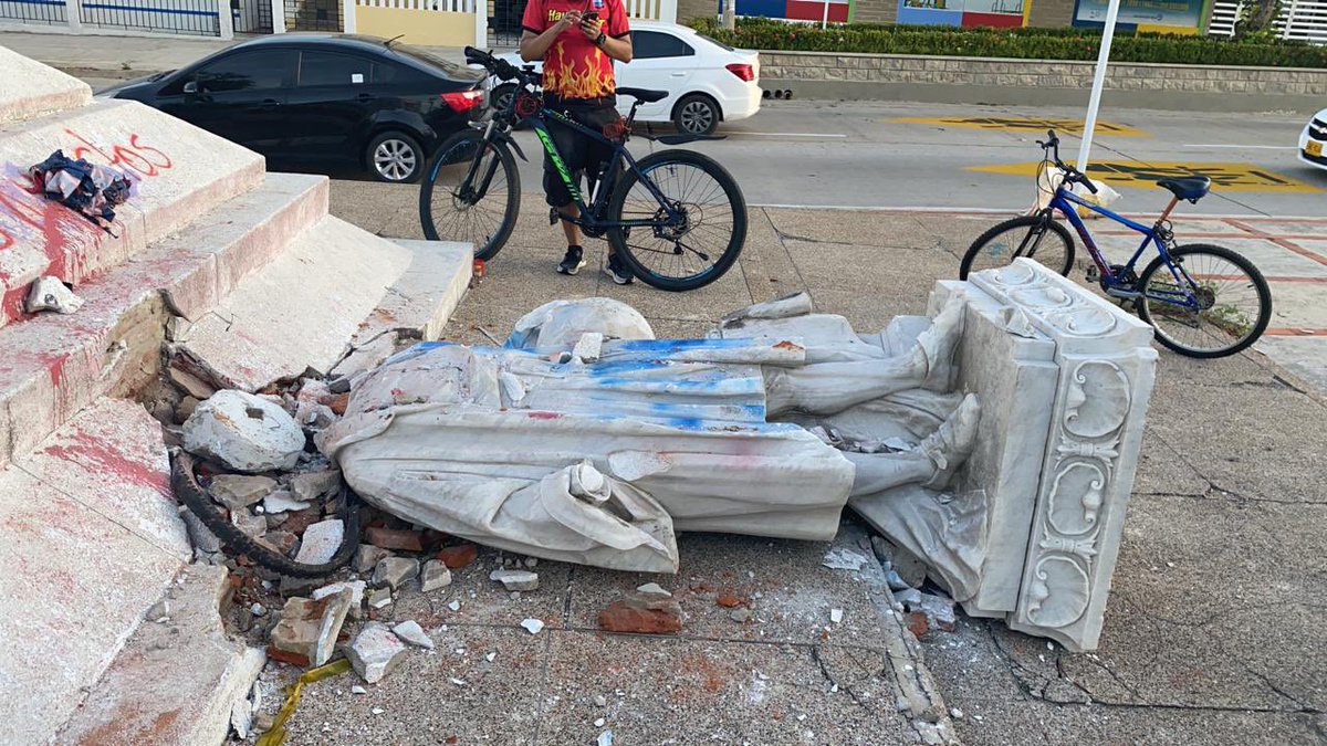 martintapias's tweet photo. La estatua que hoy derribaron era de Mármol de Carrara, de muy difícil restauración. Donado por Italia a Barranquilla en 1892. https://t.co/cD1YPLB3kw