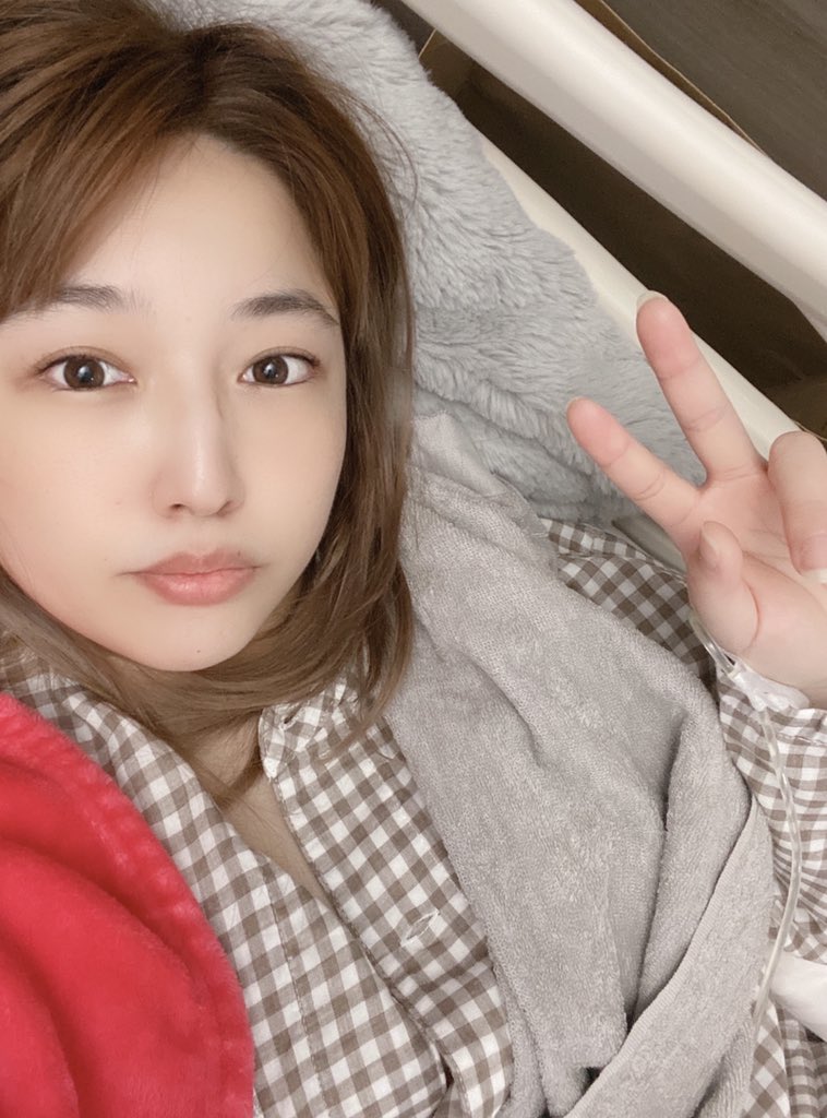 oosakayuu's tweet photo. 先週から腹膜炎とそれに伴う疾患で救急搬送され、人生初の身体的ピンチを迎えておりました。数日間緊張状態でしたが先生方に適切な処置をしていただいたおかげで無事に起き上がるまでに✨
まだ手術の可能性があるので入院は続きますが、更新を心配していただいていたので取り急ぎ報告です。#CRP34越え https://t.co/XLLYJyEtvh