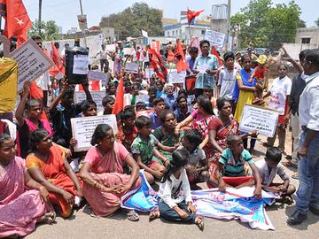 KM78543644's tweet photo. #மீண்டுமொரு_கொடியங்குளமா
@PMOIndia @HMOIndia @CMOTamilnadu 
Muthumano was arrested and sent to jail next day who was murdered indiscriminately in jail.67days more
Villagers their Aadhar h/o to collector office.they demand is arrest jailor and his colleagues.they want to justice https://t.co/DxzInGnk66