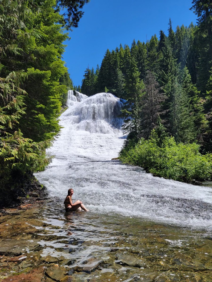 when it’s 113 degrees and you drive 3 hrs to find the best water. #immelting #heatwave #PNW 
Walupt creek falls. Goat rocks wilderness 💚🥰🌲👻