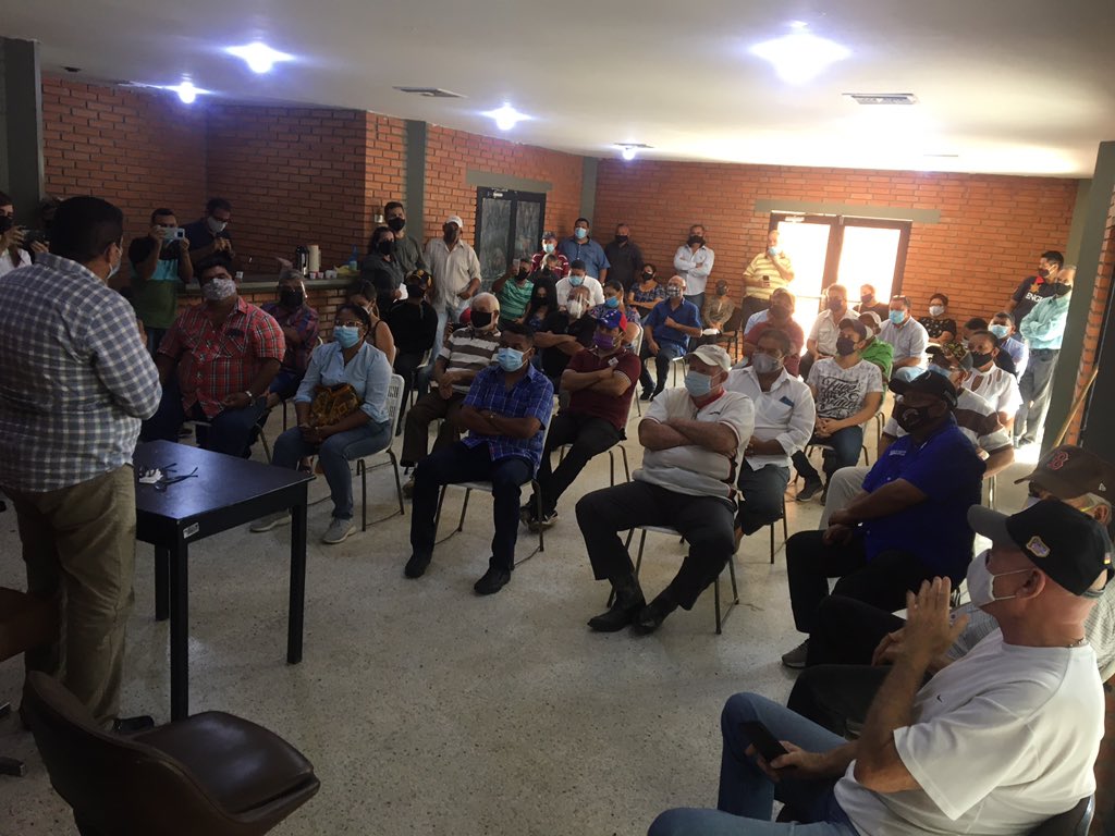 adlavillazulia1's tweet photo. Reunión del CEM-Rosario de Perijá, Ampliado, donde se planteó la necesidad de organizar la estructura electoral del municipio, con sus 25 centros de votación, sus 77 mesas electorales, así como los 154 testigos de carne y huesos que se necesitan. https://t.co/JF1QTtixdm