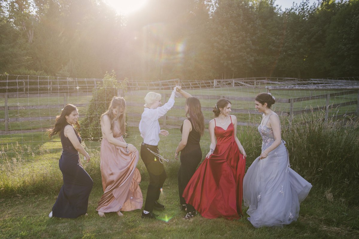 ❤️📸🎉 The class of 2021: when graduation meets vaccination. 

visual stories of teen life from coast to coast, by <a href="/s_mortimer/">Sarah Mortimer</a>, <a href="/DBCalabrese/">Darren Calabrese</a>, <a href="/GJohnJournalism/">Gavin John</a> and <a href="/aliayportrait/">Alia Youssef</a> 

theglobeandmail.com/canada/article…