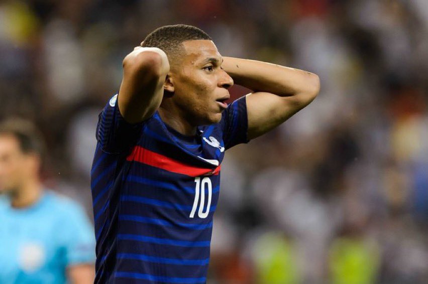 Ak7am_'s tweet photo. On peux pas lui en vouloir il vais la pression de tout un pays sur les épaules, on t’en veux pas Mbappé la défaite elle se fera en groupe. #FRASUI https://t.co/qKhnYdO1ry