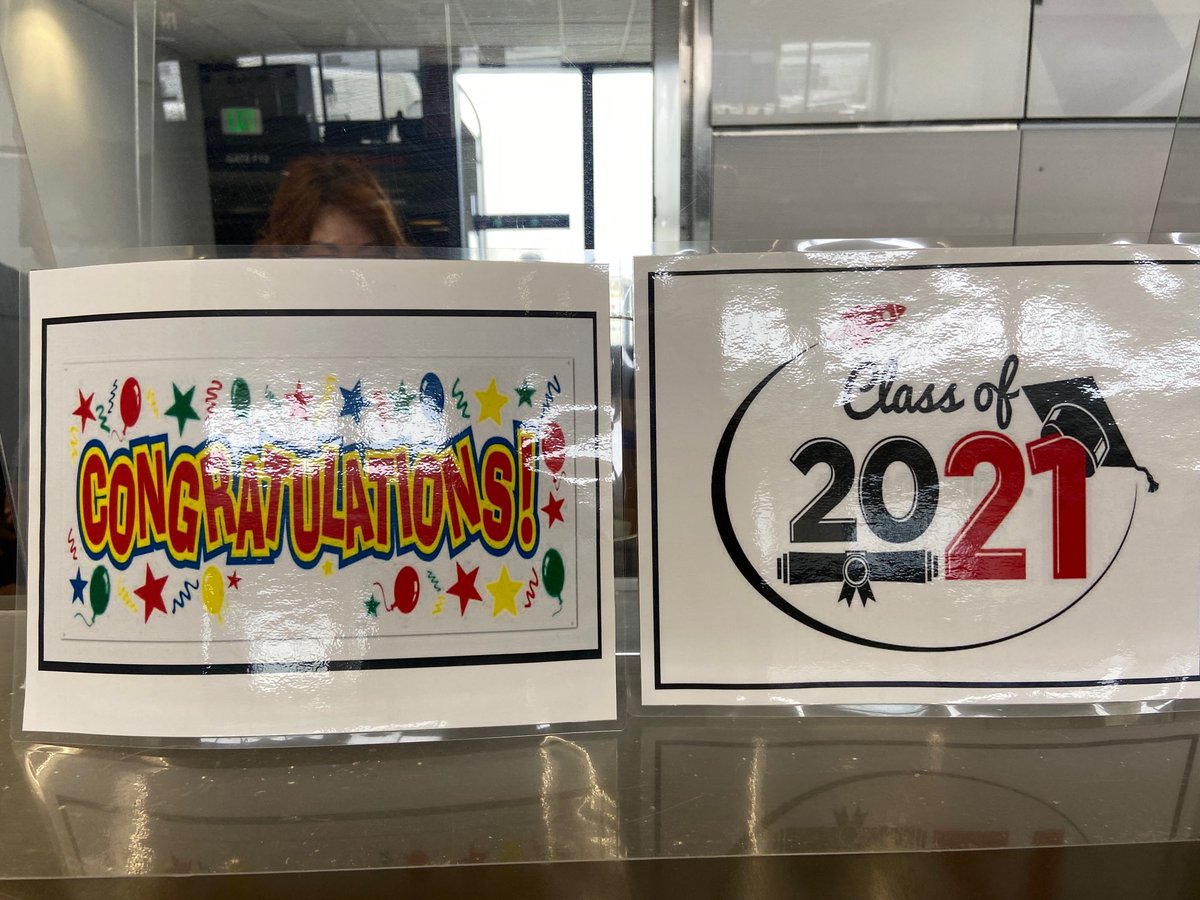 catherineinsf's tweet photo. ✈️🛩Cheering you today for your graduation  from United Airline  🎓 San Mateo HS class of 2021 🎉🎊💞⁦@vjpassa⁩ ⁦@Auggiie69⁩ #beingunited ⁦@weareunited⁩ #unitedtogether 🏈🏉❤️✈️💙 https://t.co/RYqR79jlDY