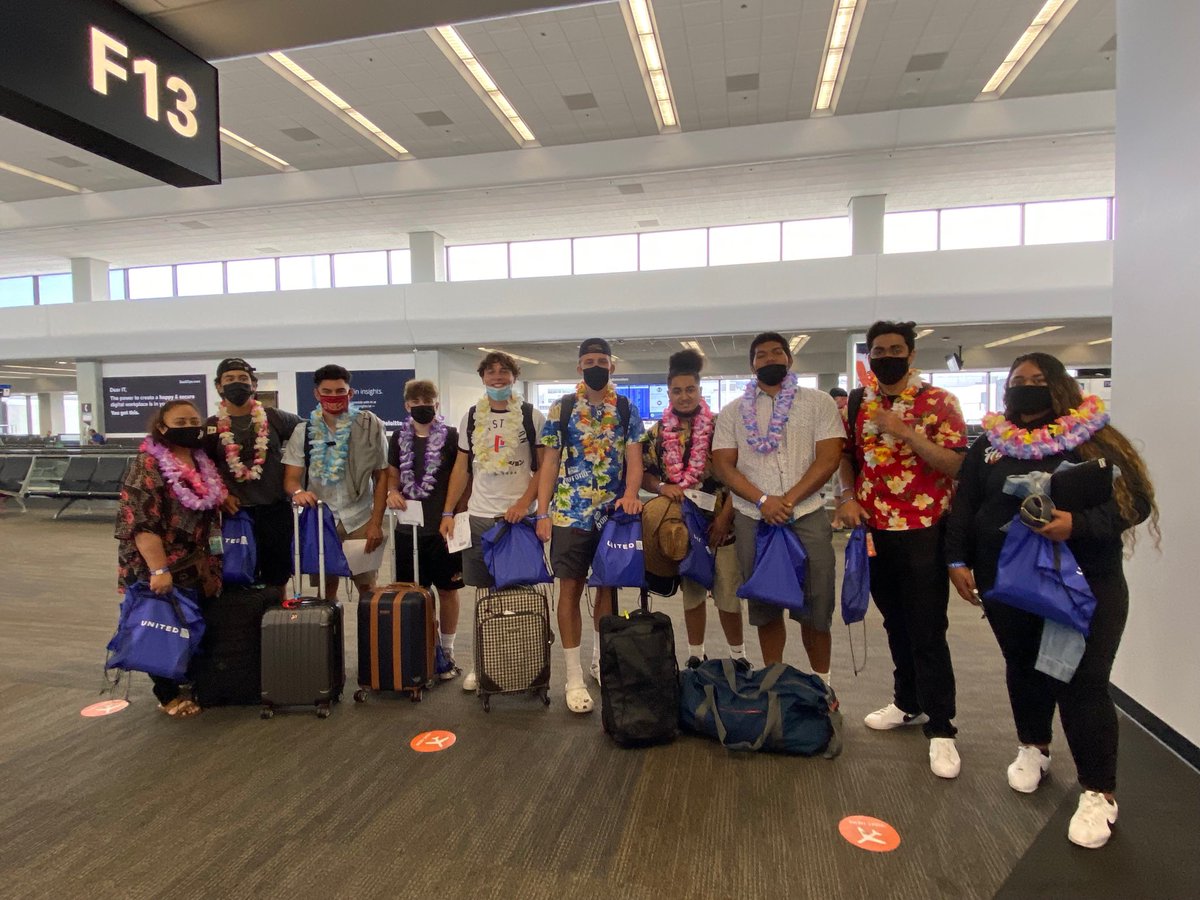 catherineinsf's tweet photo. ✈️🛩Cheering you today for your graduation  from United Airline  🎓 San Mateo HS class of 2021 🎉🎊💞⁦@vjpassa⁩ ⁦@Auggiie69⁩ #beingunited ⁦@weareunited⁩ #unitedtogether 🏈🏉❤️✈️💙 https://t.co/RYqR79jlDY