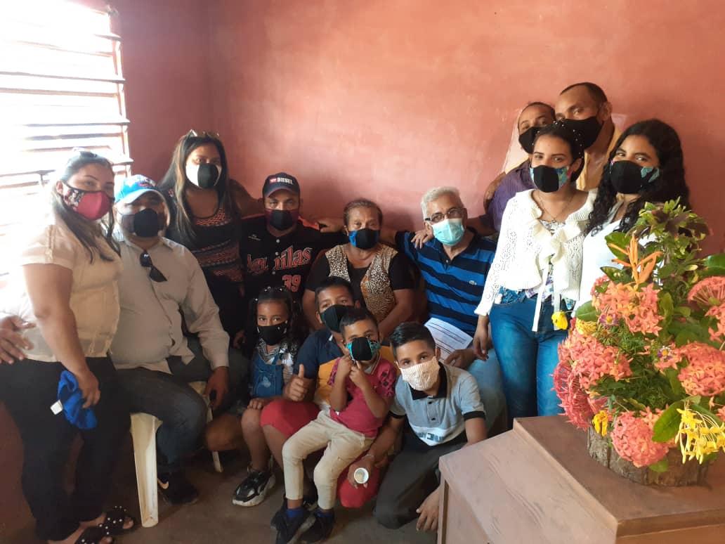 eleisiespinaad's tweet photo. #28Junio2021 Hoy despedimos dolorosamente, en hermandad familiar a mi hermano Franklin Jacobo Espina Almarza QEPD, a quien la crisis de la salud en #Venezuela le adelantó su despedida. Ya se nos fué, nos queda ahora secarnos las lágrimas y seguir ADelante por la Nación que soñó https://t.co/YUKN8aLvU2