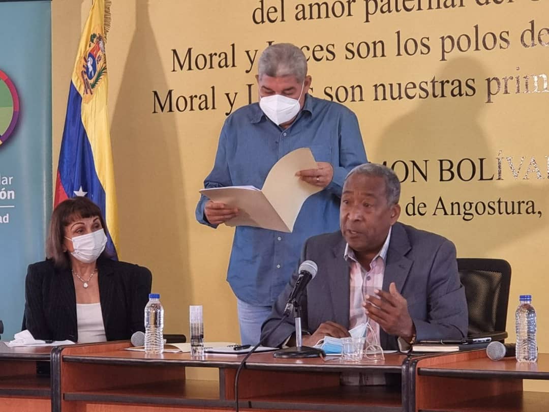 Hoy en la mañana, en la videoconferencia semanal con los jef@s de las zonas educativas, rendimos homenaje al hermano Aristóbulo Istúriz a los 2 meses de su siembra y elaboramos la agenda de las próximas 2 semanas con l@s viceministr@s del @MPPEDUCACION