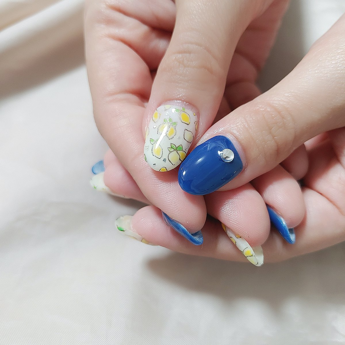 しろくまnail 180日目 白とネイビー レモン柄 お財布とお揃いだね フルーツネイルいいですね ネイル好きさんと繋がりたい お洒落さんと繋がりたい ネイビー シンプル ナチュラル フルーツネイル 夏ネイル レモン