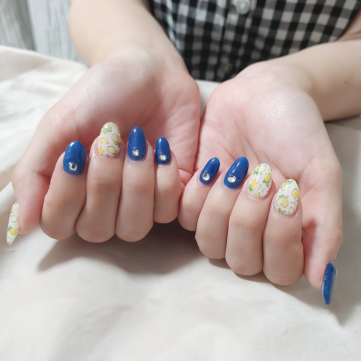 しろくまnail 180日目 白とネイビー レモン柄 お財布とお揃いだね フルーツネイルいいですね ネイル好きさんと繋がりたい お洒落さんと繋がりたい ネイビー シンプル ナチュラル フルーツネイル 夏ネイル レモン