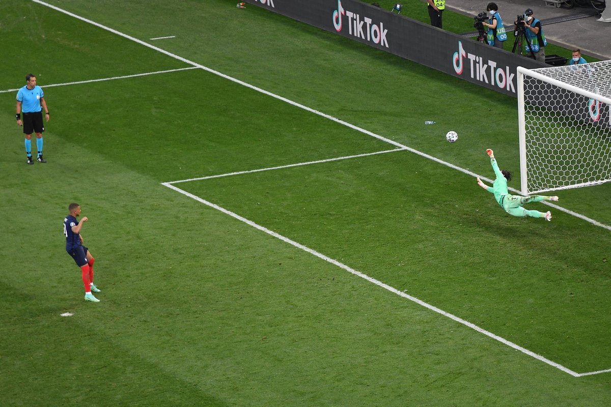 INIE8TAZO's tweet photo. Mbappé a los 22 - Messi a los 22 https://t.co/YP4lBFO1Gz