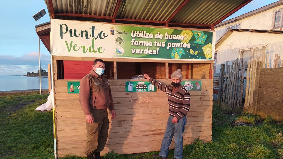 CarabLosLagos's tweet photo. Carabineros de Retén Isla #Quenac, incentiva a la comunidad a hacer uso de área de reciclaje, llamando a cuidar el medio ambiente y a reciclar distintos tipos de envases de diversos materiales. #CarabinerosDeTodos https://t.co/oFSaw7jEwm