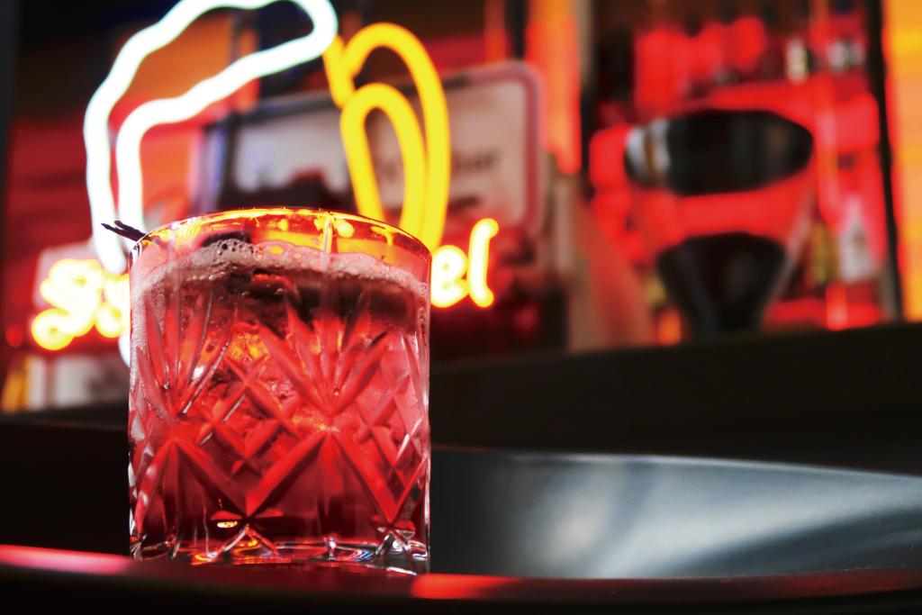 Aloft_Calgary's tweet photo. Think about cooling off from this summer heat? 🌞 🔥 💦 Why not a sassy drink at WXYZ Lounge &amp; Bar by Aloft! 🍷 🍸 🍹 🍻 🥂 // Bold, sleek and unique, Aloft has completely redefined the select service category. #Aloftcalgary #alofthotels #wxyzbar #summertime https://t.co/vnJyw3nwTu