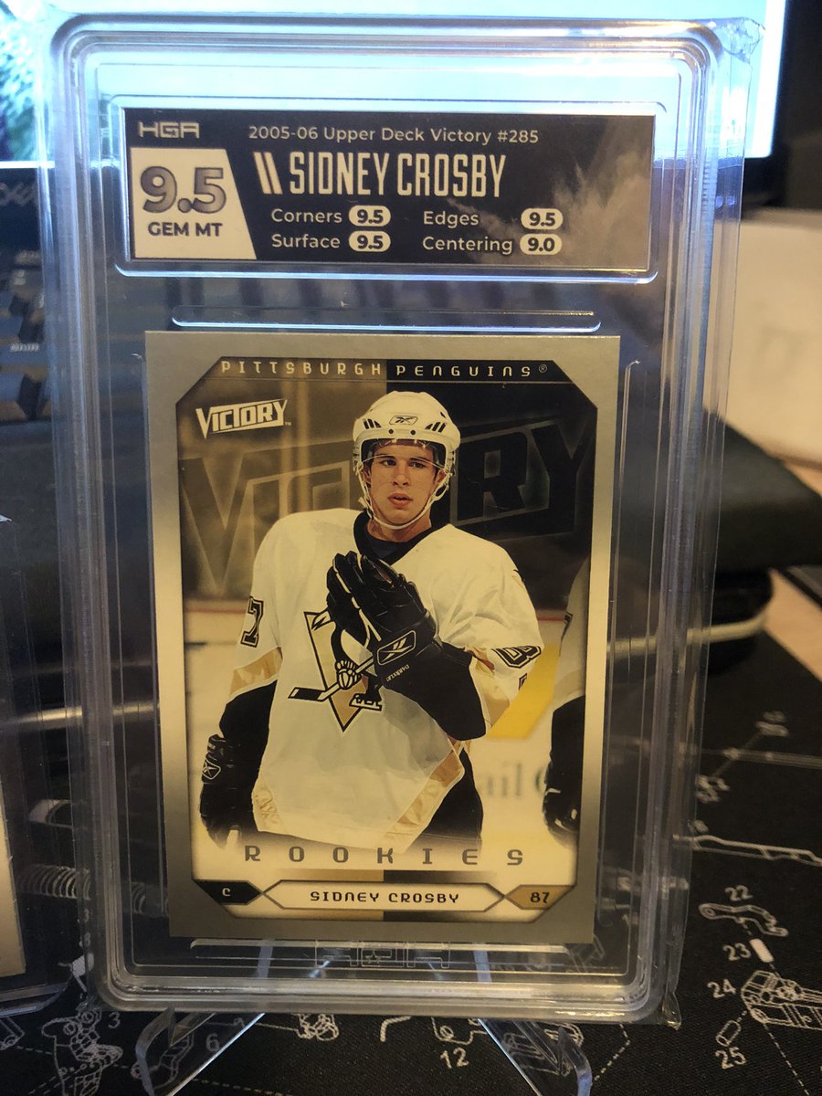 Only 5 cards this time, as I got this 2nd order in when @GradingHybrid was limiting submissions to 5 cards.

1st up:
2019/20 @UpperDeckHockey Leon Draisaitl SOTT HGA 9.5/9 auto

2005/06 UD Victory Sidney Crosby RC 9.5

#collect #thehobby #GradeReveal