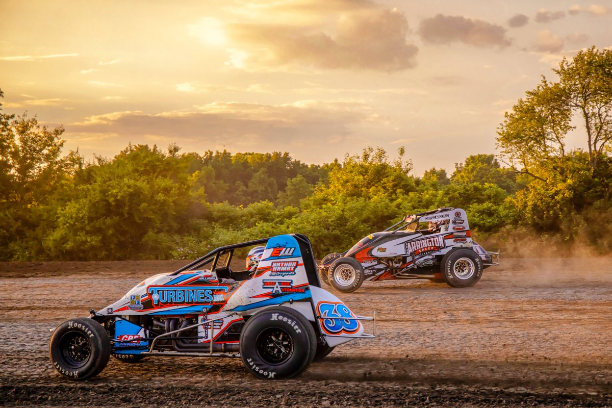 IRIphotography's tweet photo. 6/11/21 Gas City Speedway sprint cars- Braydon Cromwell battles Chet Williams https://t.co/StqW7q8dXS