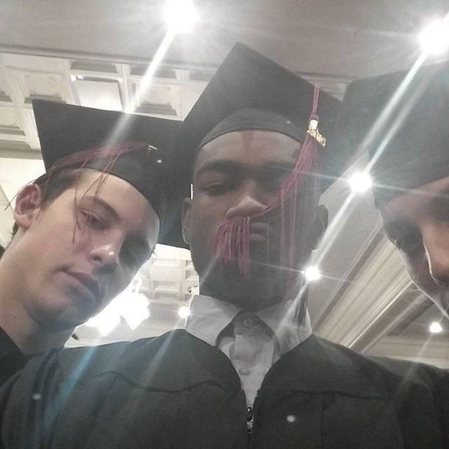 TheMendesUpdt's tweet photo. 🔄| Hoy hace 5 años, 28 de junio de 2016, Shawn Mendes se graduaba de la escuela🎓!! https://t.co/yuWkYDeWov