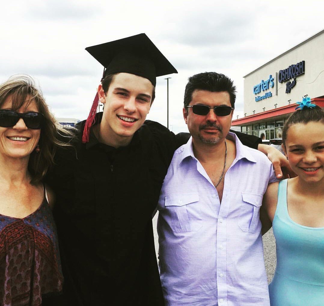 TheMendesUpdt's tweet photo. 🔄| Hoy hace 5 años, 28 de junio de 2016, Shawn Mendes se graduaba de la escuela🎓!! https://t.co/yuWkYDeWov